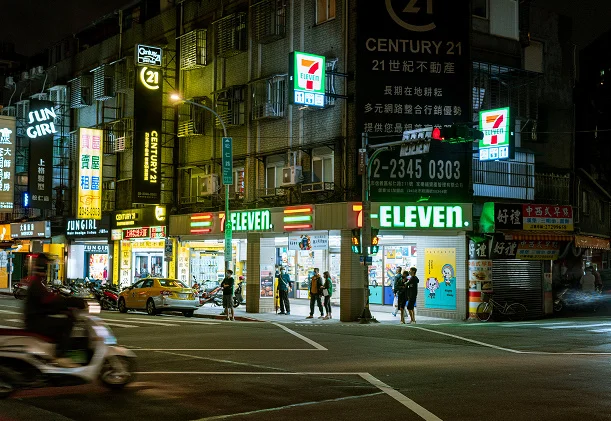City skyline at sunset with glowing skyscrapers, urban lights, busy streets, and text showcasing 250+ aesthetic, urban, and skyline Instagram captions.
