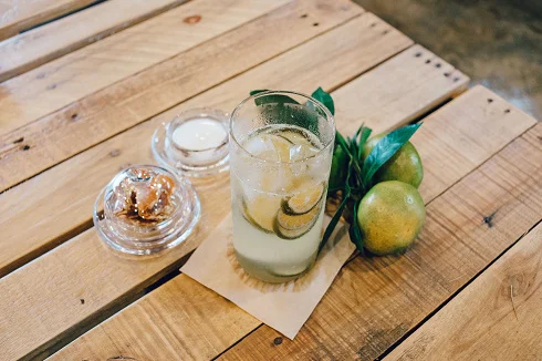 Refreshing Lemonade Puns featuring funny, sweet, and zesty one-liners perfect for summer captions, social media posts, and citrus-themed humor.
